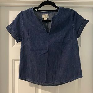 🎉HP🎉 Levi’s Women’s denim V-Neck Shirt blouse